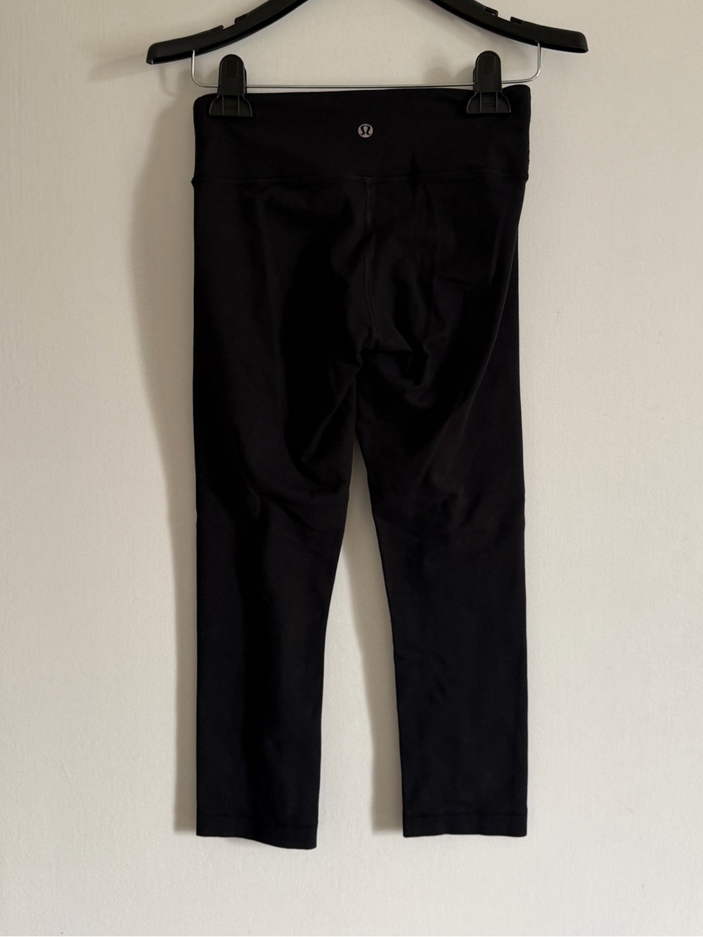 Lululemon Athletica Black Classic Cropped Wunder Under Leggings size 2 EUC
